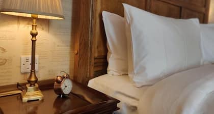 Robert Burn Suite - A Four Poster Bed