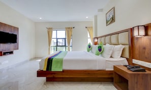 Desk, iron/ironing board, rollaway beds, free WiFi