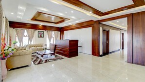Un amplio espacio de sala con un sofá, una mesa de centro y un armario de madera.