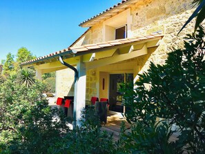 Terrace/patio - Exceptionnel Proche Bordeaux Maison de Charme Jacuzzi Sauna Piscine Privatifs (Cubnezais)