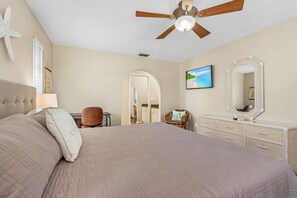 3 bedrooms, desk, iron/ironing board, travel crib