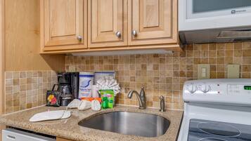 Studio | Private kitchen | Fridge, oven, coffee/tea maker, toaster