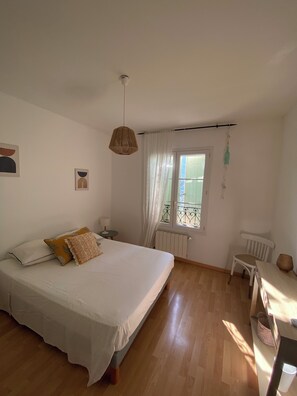 4 chambres, fer et planche à repasser, lit de bébé portatif