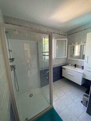 Dusche, Haartrockner, Handtücher