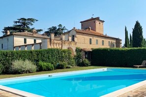 Outdoor pool - One of the principle and most historic estates in Italy. (Città di Castello (PG))