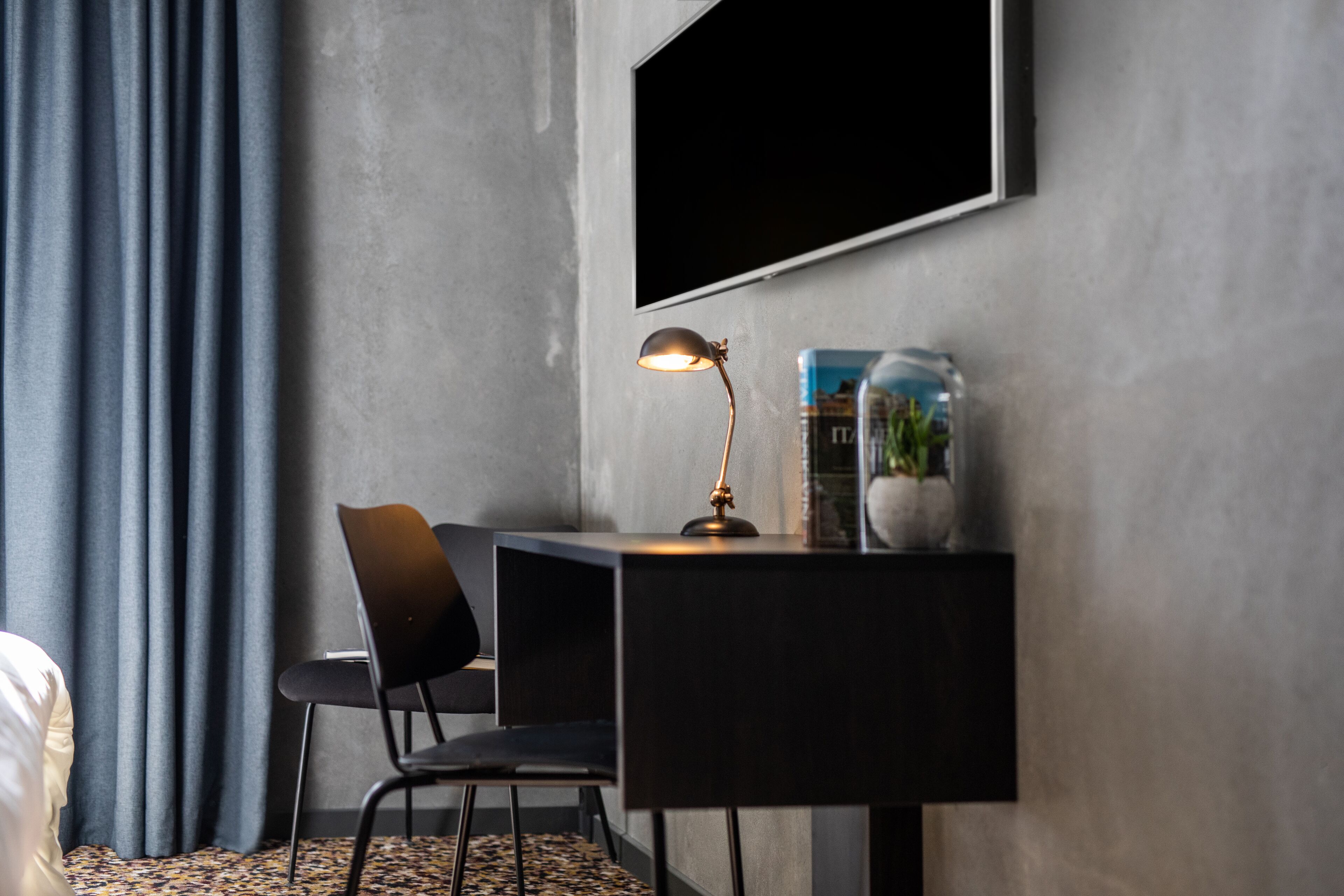 1 bedroom, desk, cots/infant beds, free wifi