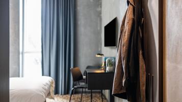 Escritorio, cunas, wifi gratis y ropa de cama