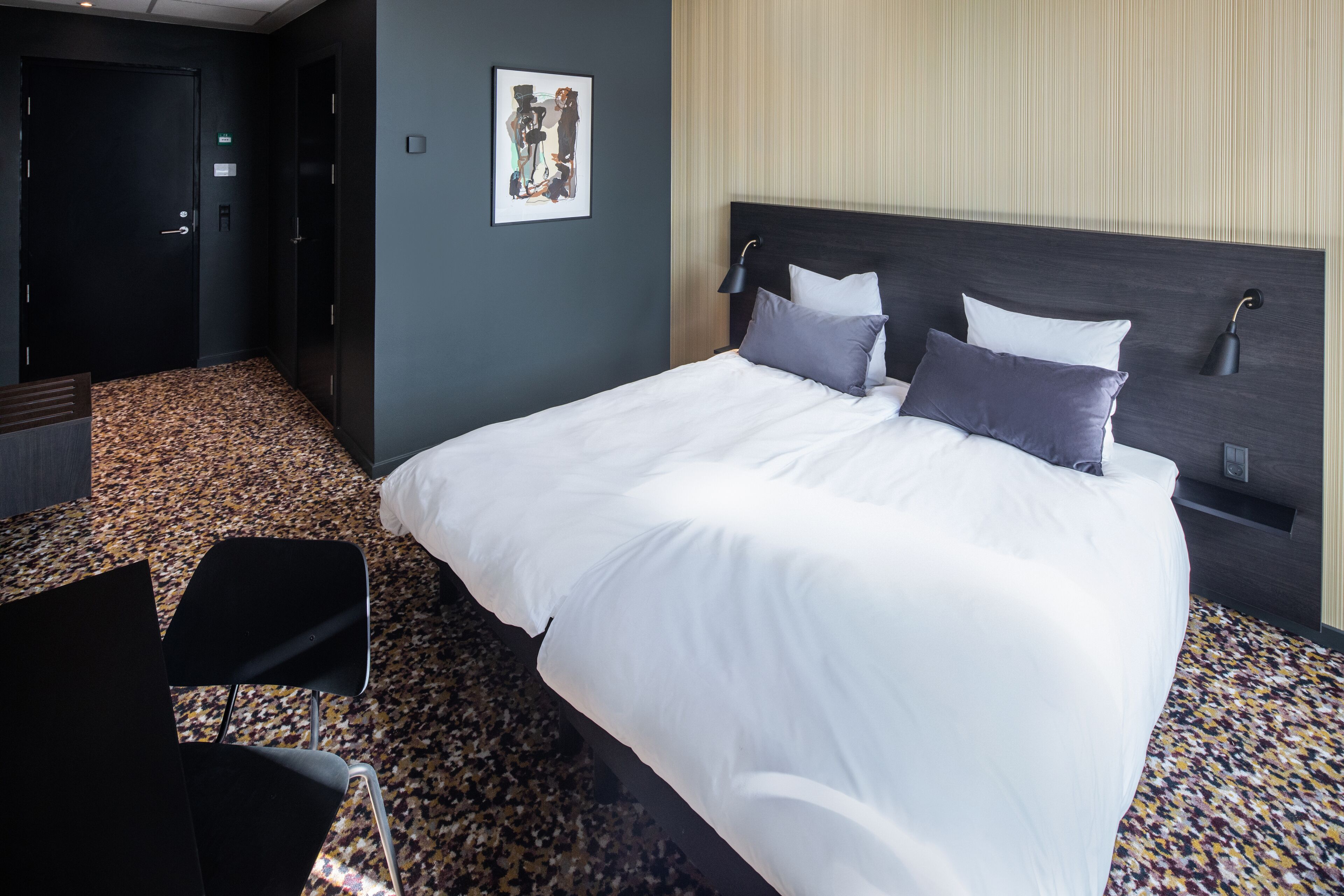 1 bedroom, desk, cots/infant beds, free wifi