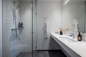 Ducha, artículos de tocador gratuitos, secador de pelo, toallas