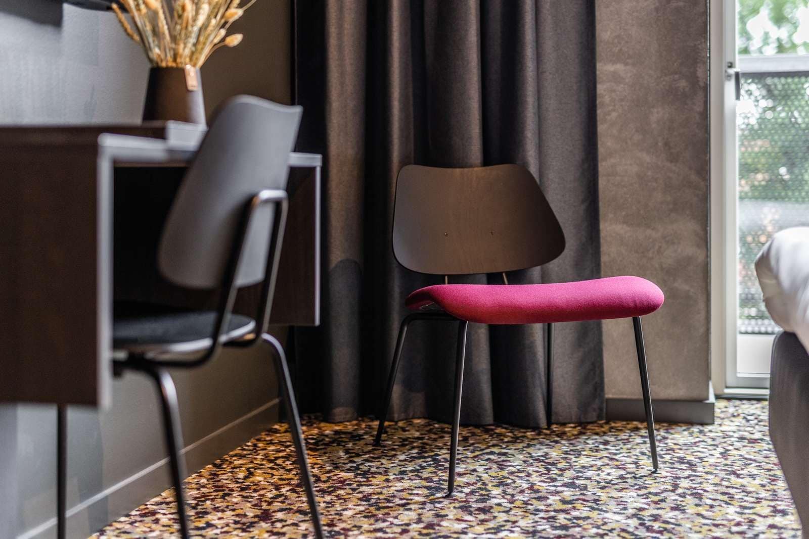 1 bedroom, desk, cots/infant beds, free wifi