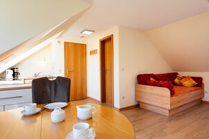 Studio Apartment | Essbereich im Zimmer