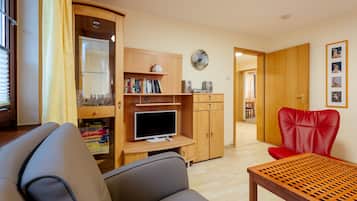 Condo familiar, 2 habitaciones | Área de sala de estar | Televisión