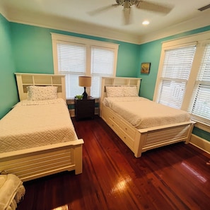 3 habitaciones, escritorio, tabla de planchar con plancha y wifi gratis