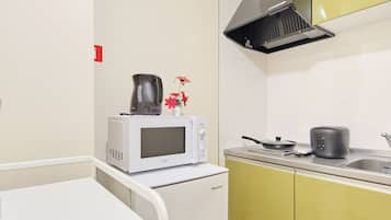 Apartment, Non Smoking | Private kitchen | Fridge, microwave, stovetop, electric kettle