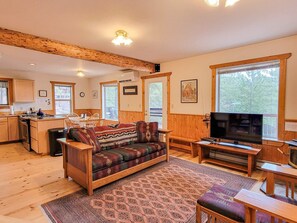 Téléviseur, foyer, chaîne audio, bureau