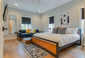 4 bedrooms, iron/ironing board, WiFi, bed sheets - Spacious 4BR, Rooftop Patio, Garage, Walk to Faves, 5 Mins to Nissan Stadium, Less than 10 Mins to Broadway, 24 Hr Hospitality, Great for Groups (Nashville)