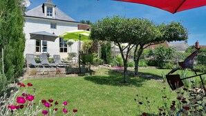 A house with a lawn, a red umbrella, and outdoor furniture. - 2 Gites 8 Personnes Proche Beauval et Chenonceaux (Montrichard Val de Cher)