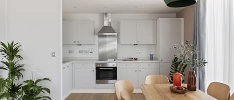 Appartement, 2 slaapkamers | Privékeuken | Een koelkast, een magnetron, een oven, een kookplaat