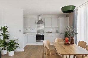 Apartamento, 2 quartos | Cozinha privada | Geladeira, micro-ondas, fogão, cooktop