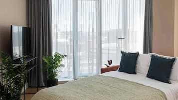 In-room safe, laptop workspace, blackout drapes, iron/ironing board