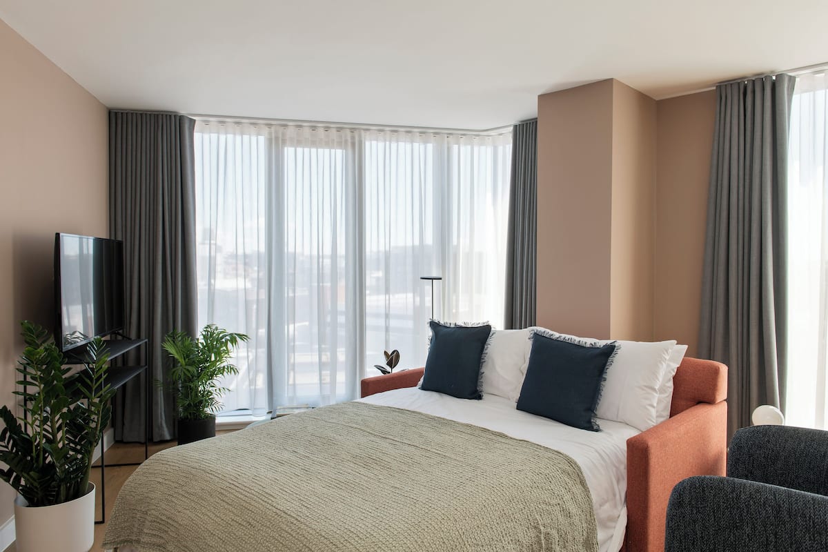 In-room safe, laptop workspace, blackout drapes, iron/ironing board