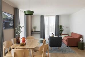 Apartamento, 3 quartos | Área de estar | Smart TV 43 polegadas com canais digitais, TV