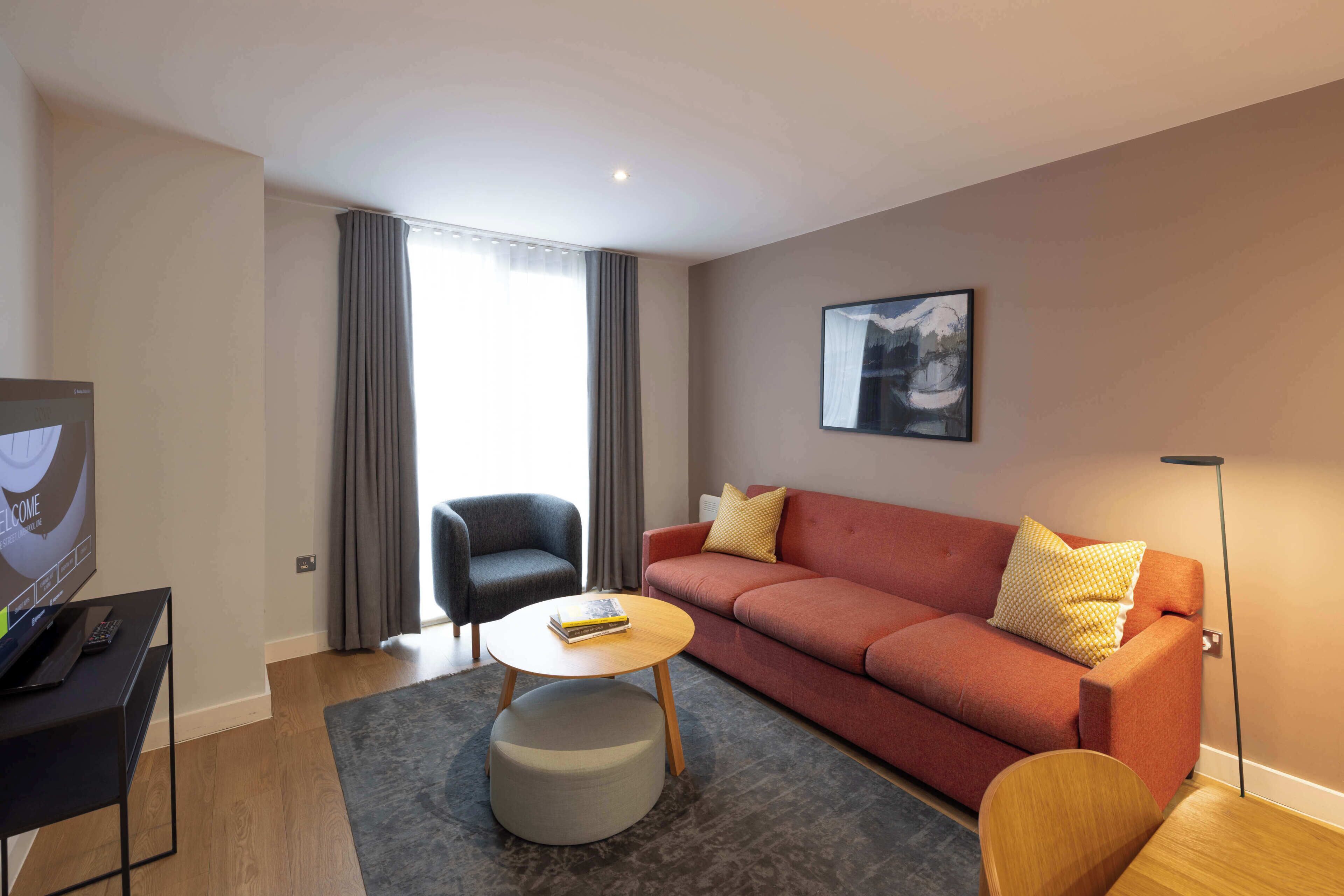 Departamento, 3 habitaciones | Área de sala de estar | Smart TV de 43 pulgadas con canales digitales y televisión 
