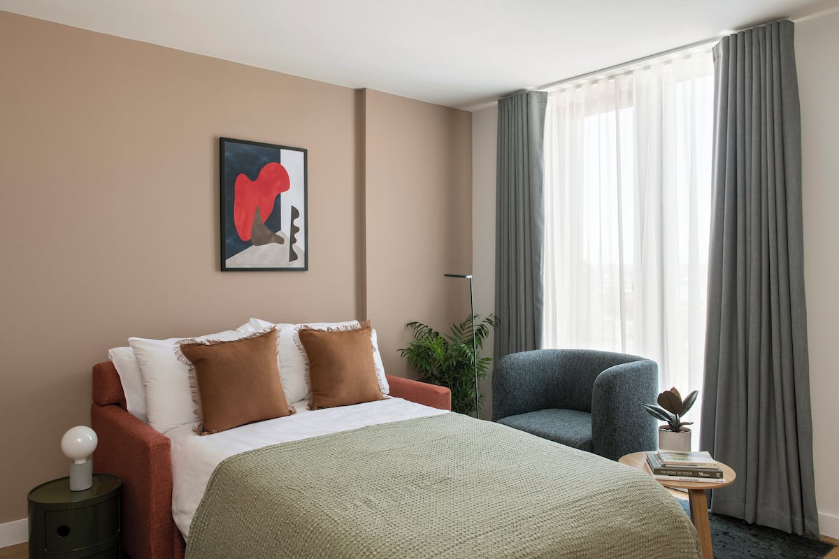 In-room safe, laptop workspace, blackout drapes, iron/ironing board