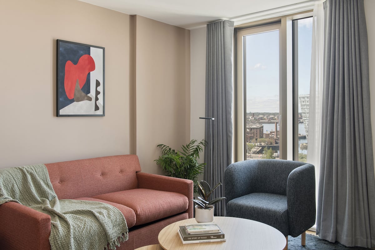 Pengeskab på værelset, arbejdsområde til bærbare computere