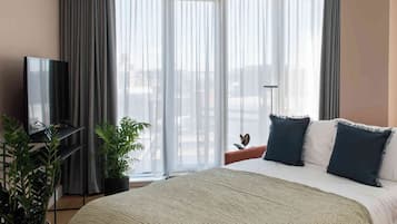 In-room safe, laptop workspace, blackout drapes, iron/ironing board
