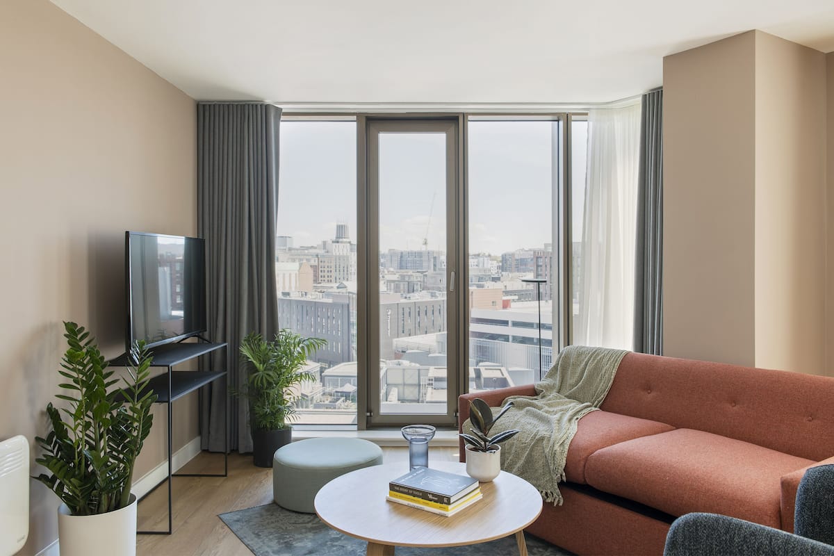 Appartement, 2 slaapkamers | Woonruimte | Een 43-inch smart-tv met digitale zenders en een televisie