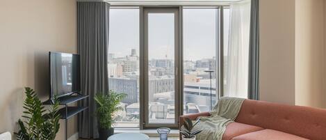 Apartamento, 2 habitaciones | Zona de estar | Smart TV de 43 pulgadas con canales digitales, una televisión