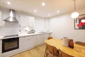 Apartment, 3 Bedrooms | Private kitchen | Fridge, microwave, oven, stovetop - Cove Paradise Street (Liverpool)