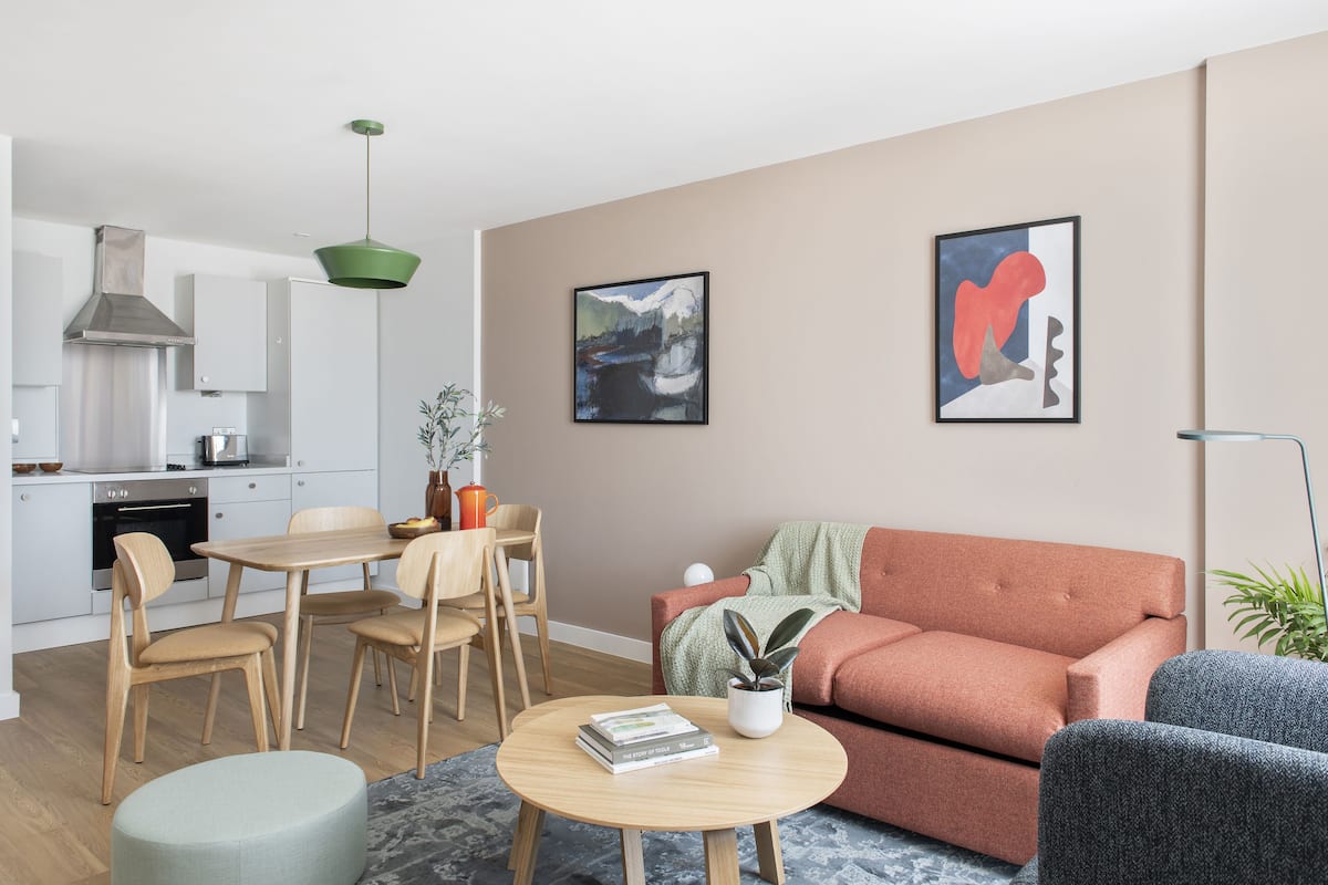 Appartement, 1 slaapkamer | Woonruimte | Een 43-inch smart-tv met digitale zenders en een televisie