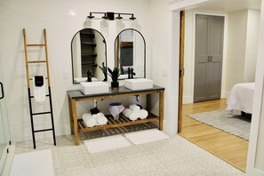 6 bedrooms, desk, iron/ironing board, travel cot