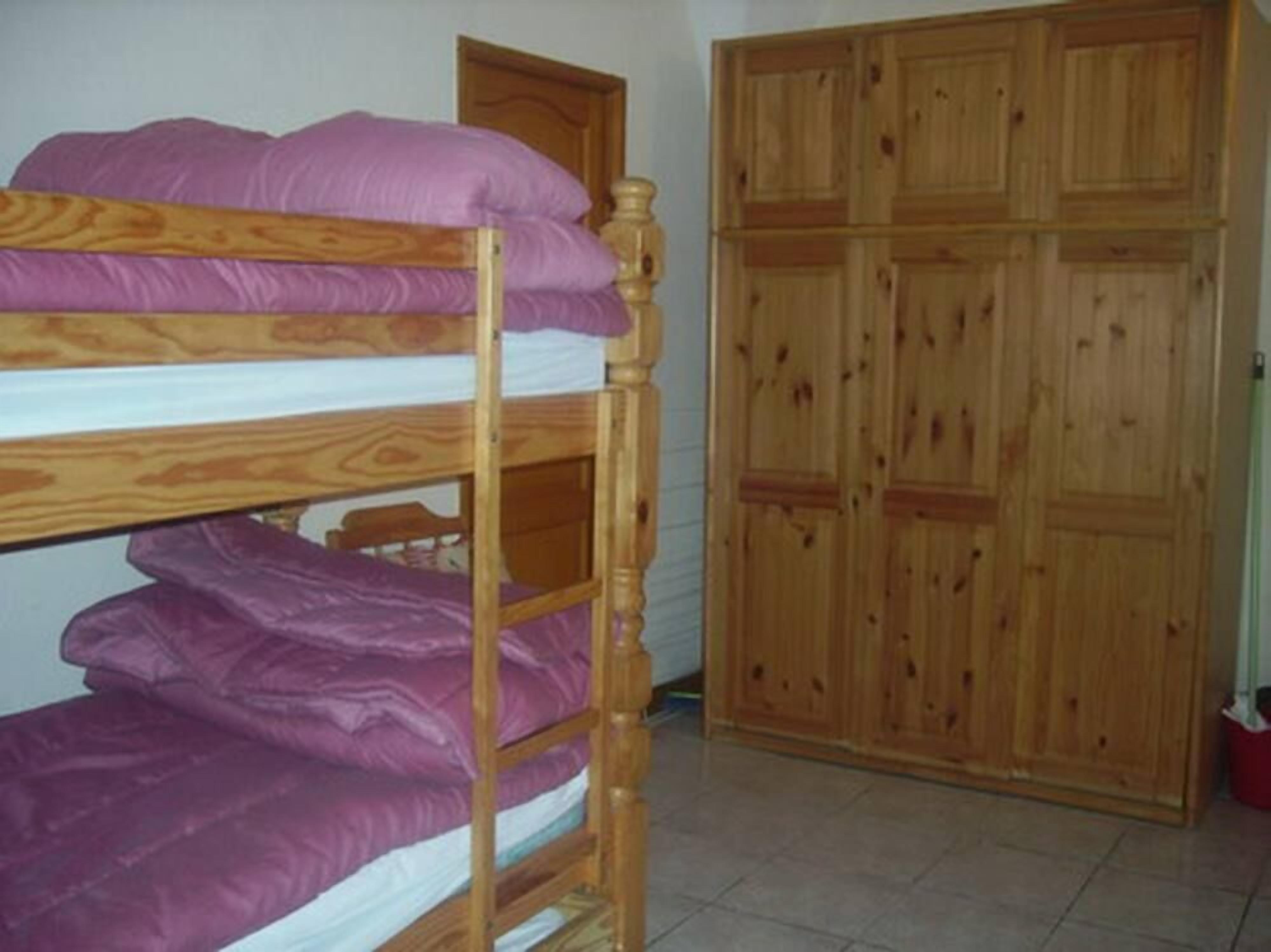 1 chambre, fer et planche à repasser