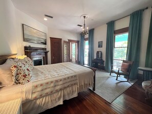 6 Schlafzimmer, Schreibtisch, Bügeleisen/Bügelbrett, Reisekinderbett