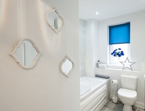 Apartment | Bathroom | Combined shower/bathtub, deep-soaking bathtub, hair dryer, towels - 1 bed Apartment Close to Football Grounds (Liverpool)