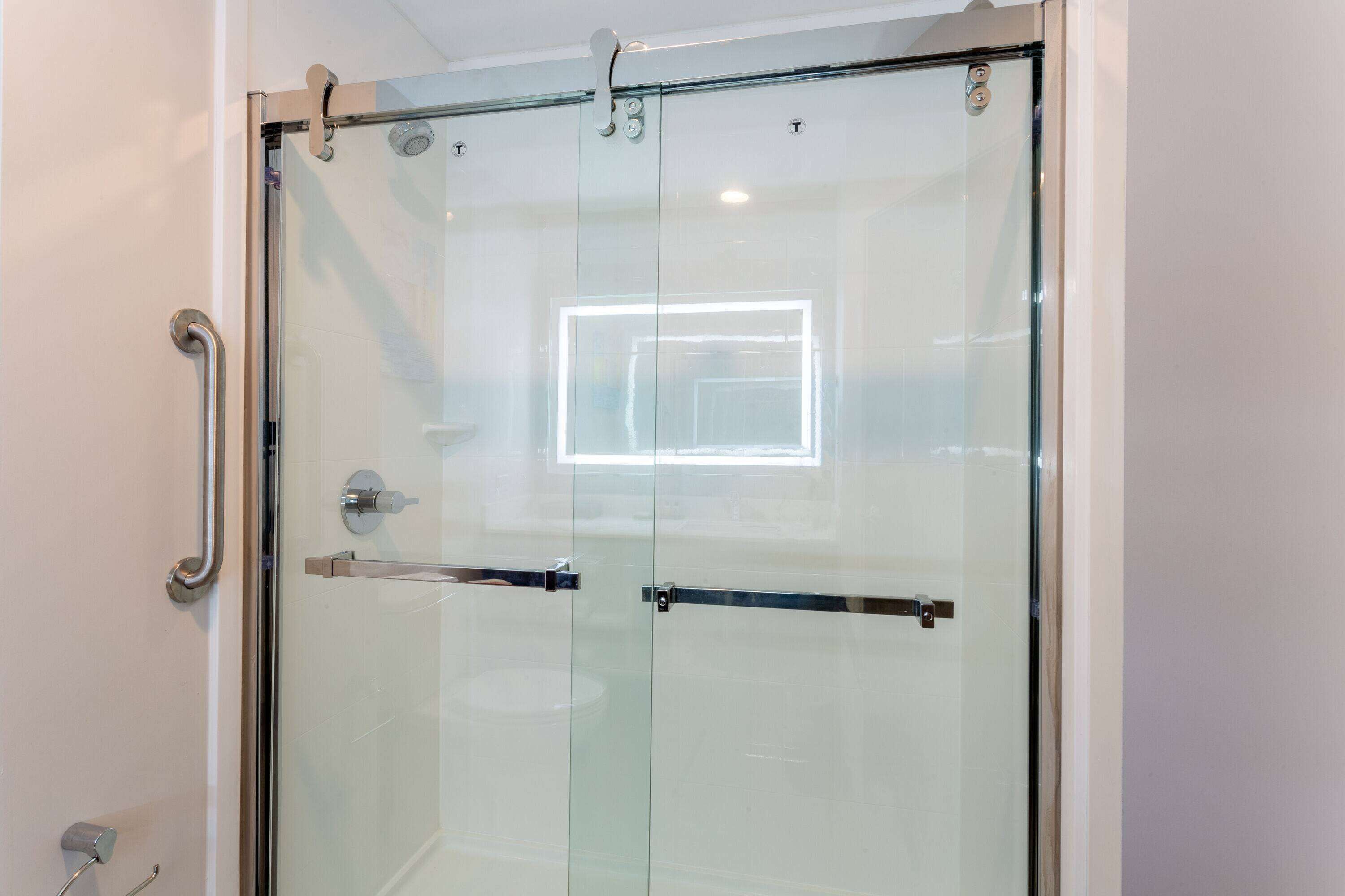 room, 1 king bed, non smoking | bathroom | free toiletries, hair dryer, towels