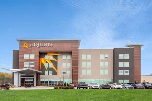 Exterior - La Quinta Inn & Suites by Wyndham Shorewood (Joliet)