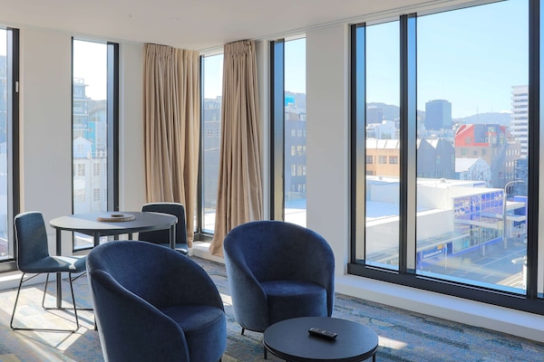 Apartment (King Bed) | Peralatan tempat tidur premium, tilam berlapik, meja