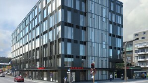 Un bâtiment moderne dont la façade affiche en grand le nom « RAMADA ».