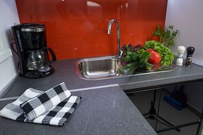 Réfrigérateur, micro-ondes, four, plaque de cuisson