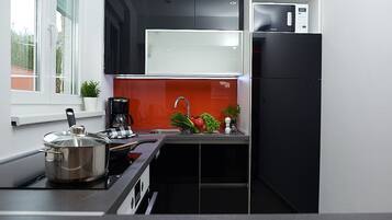 Frigorífico, microondas, horno y placa de cocina