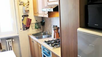 Frigorifero, microonde, forno, piano cottura