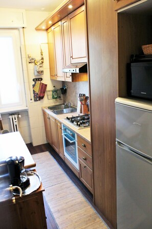 Fridge, microwave, oven, stovetop - Apartment for 4 guests, quiet and equipped, 15 minutes by tram from the center (Milano)