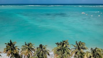 Di pantai dan handuk pantai