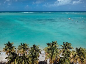 På stranden og strandhåndklær