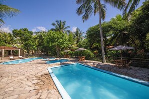 4 udendørs pools, åben fra kl. 09.00 til kl. 22.00, liggestole