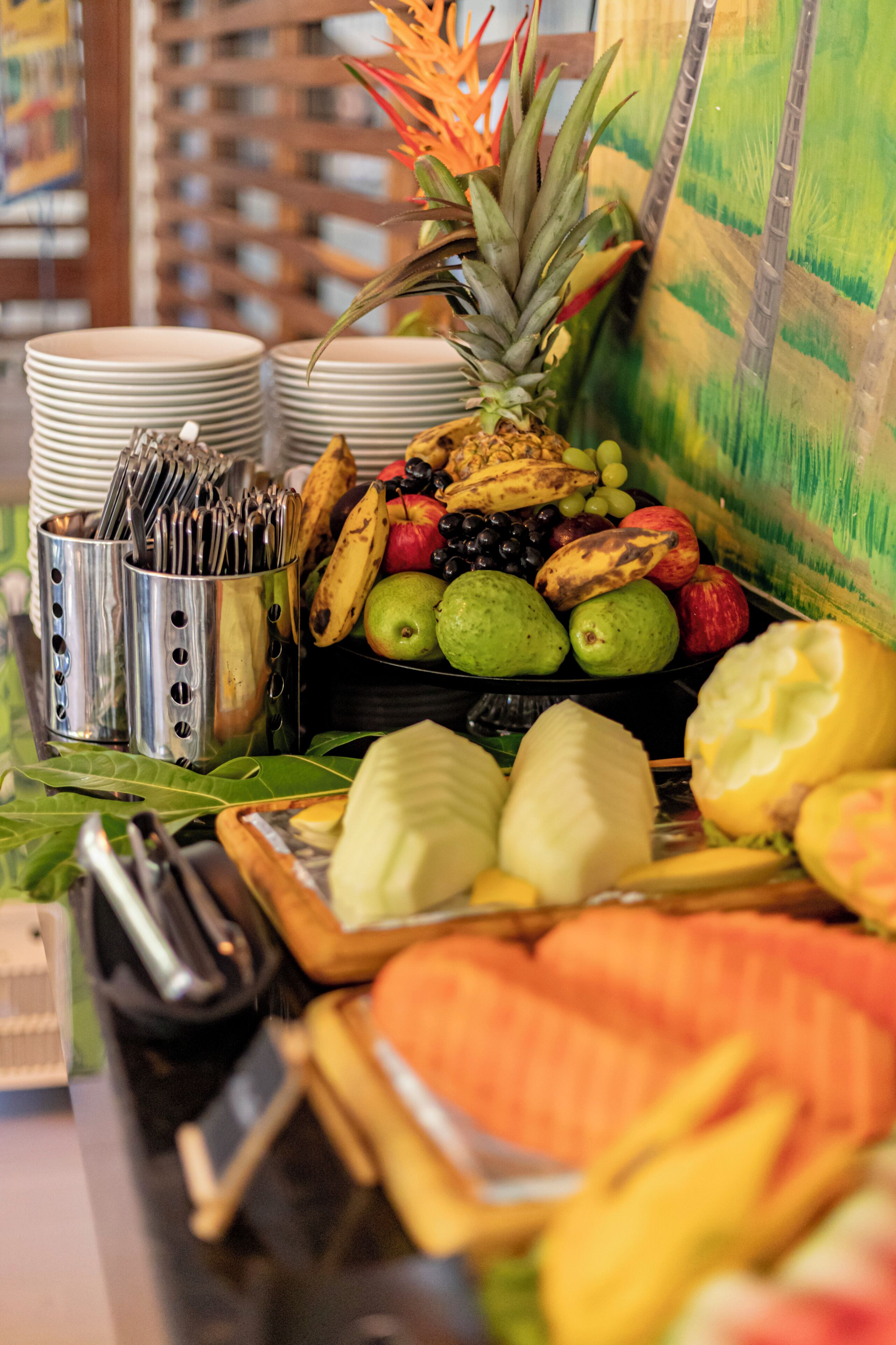 Ein reichhaltiges Buffet mit Obst, Gemüse und Geschirr.